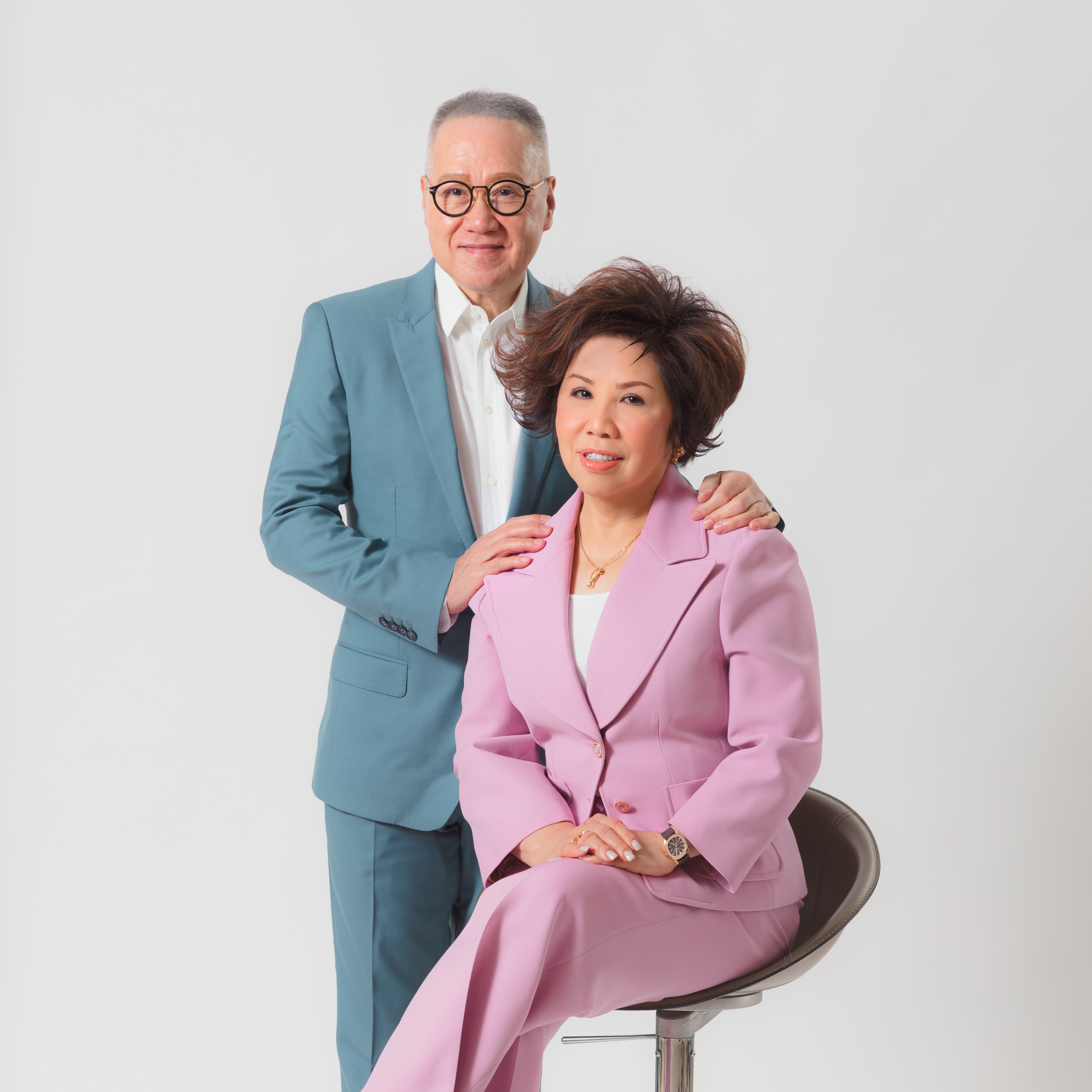 Dr Simon Kwok, Chairman and Chief Executive Officer of Sa Sa International Holdings Limited (left), and Dr Eleanor Kwok, Vice-chairman of the Company.