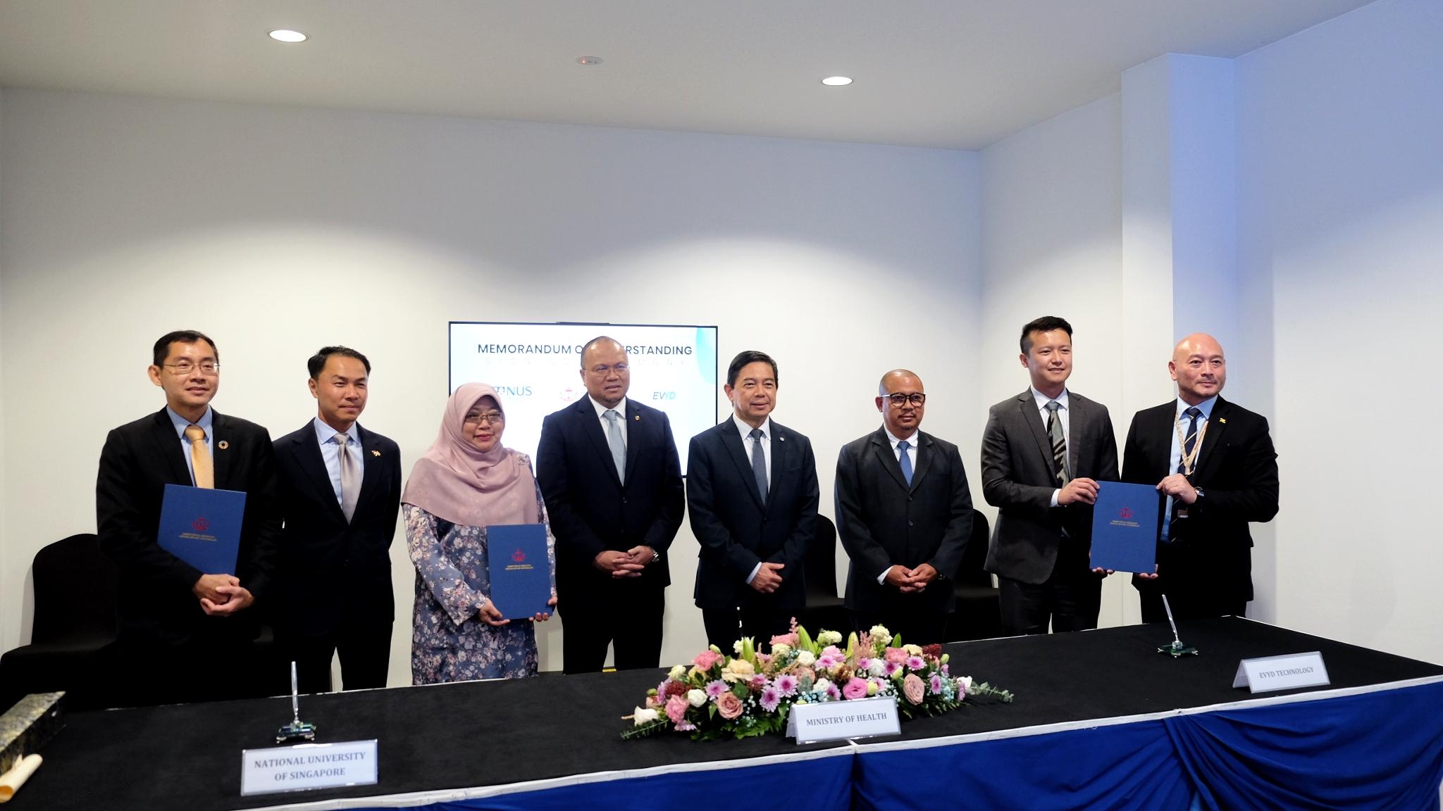 Mr Chua Ming Jie, CEO of EVYD Technology (second from right) with Yang Berhormat Dato Seri Setia Dr Haji Mohd Amin Liew bin Abdullah, Minister at the Prime Minister