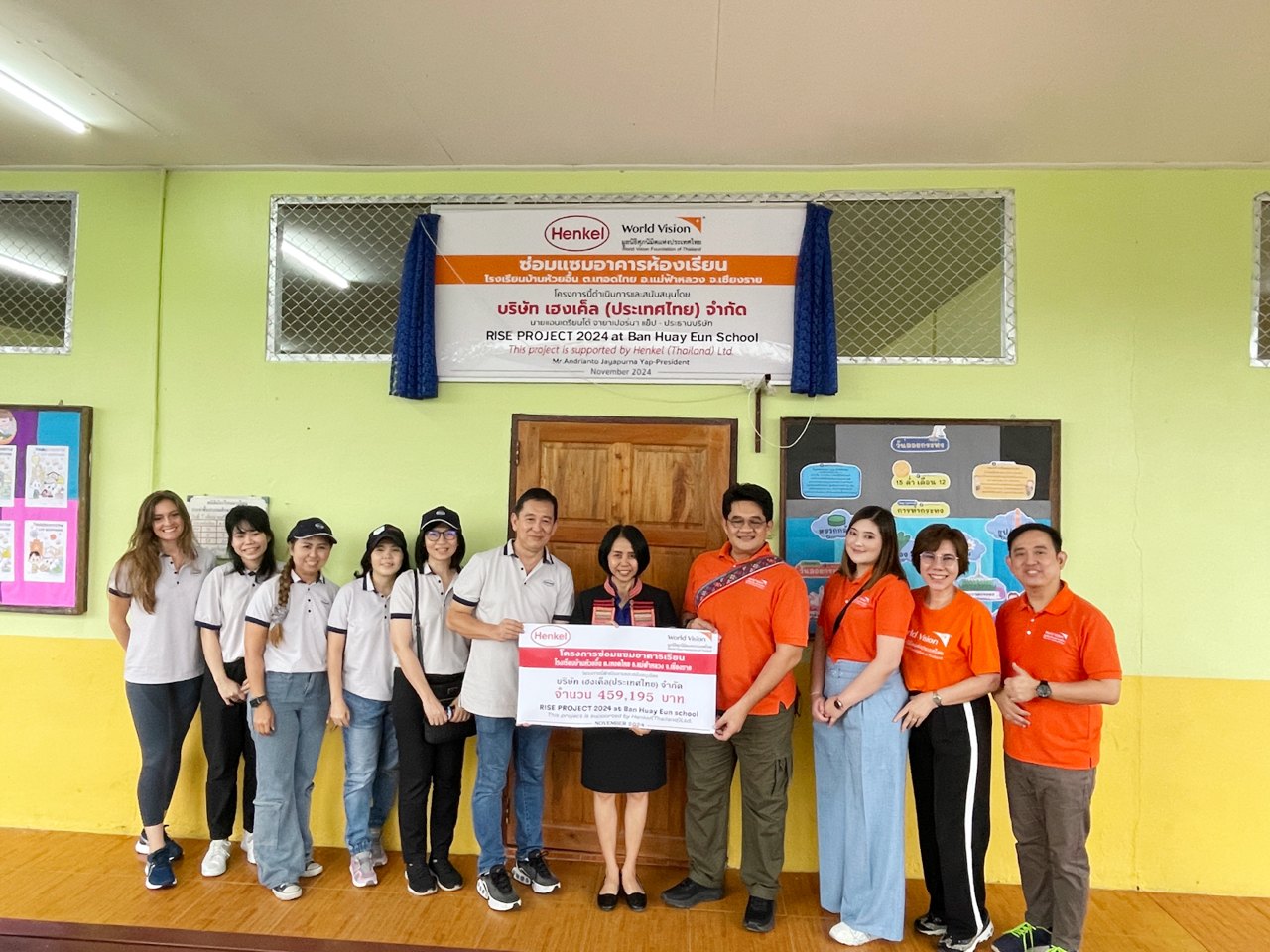 Andrianto Jayapurna, President of Henkel Thailand (sixth from left), and Dr. Sarawut Rachasrimuang, National Director of World Vision Foundation of Thailand (fourth from right), joining Sudarat Punyasiriwong, Director of Ban Huay Eun School (center) to mark the completion of Project RISE during the handover ceremony on November 7, 2024.